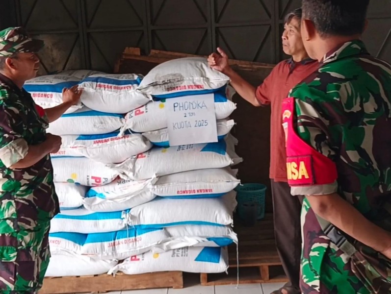 Pastikan Pupuk Aman, Babinsa Mojorejo Cek Ketersediaan dan Harga di Kios Tani