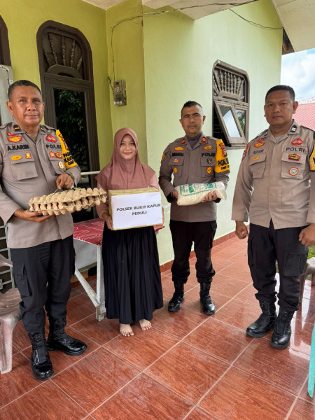 Kapolres Dumai Melalui Kapolsek Bukit Kapur Bersama Dua Anak yatim Adik Beradik Mendapatkan Perhatia