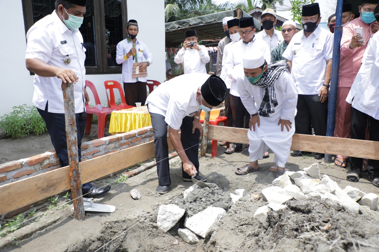 Bupati Asahan Lakukan Peletakan Batu Pertama  Pembangunan Rumah Tahfiz Daarul Quran Desa Sei Apung J