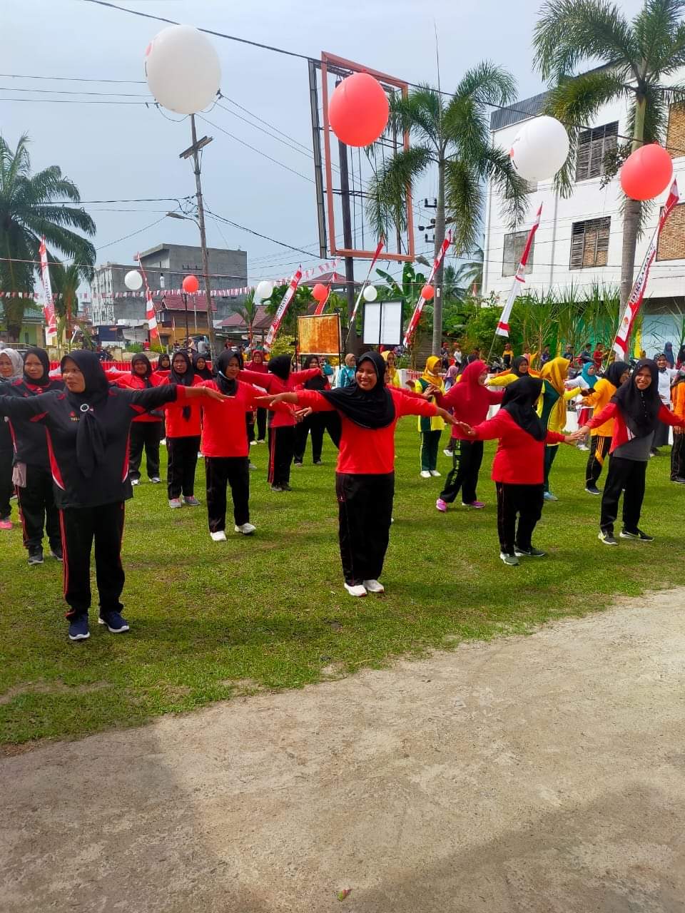 Menyemarakkan HUT Kemerdekaan RI ke 77 TP.PKK Kecamatan Panai Tengah gelar Senam Sehat