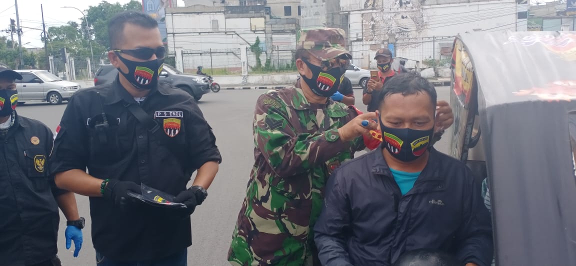 Komunitas Pengawal Indonesia Kodam 1BB Bagikan Masker Kepada Masyarakat