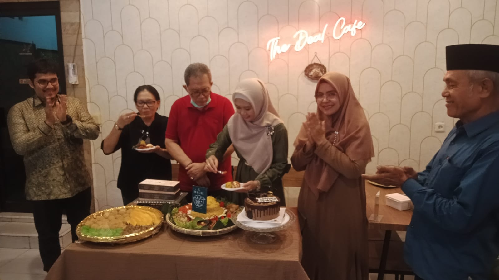Di The Deal Cafe Istana Maimun Bersantai dan Nikmati Oleh- oleh Khas Medan