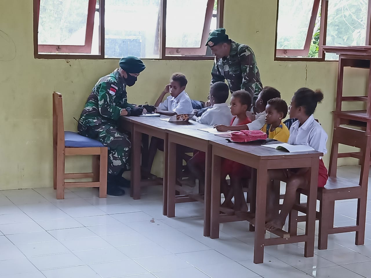 Kembali Masuk Sekolah, Prajurit Satgas Yonif 413 Bremoro Mengajar di SD Kriku