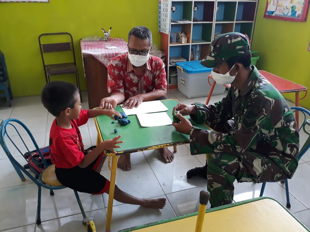 Serma Sugiyanto Sambangi TK Siwipeni Kelurahan Joyontakan