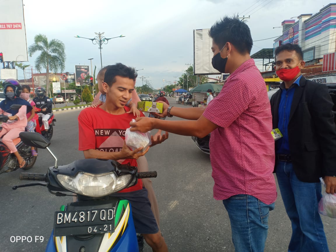 Pemberian Tajil Riauinvestigasi.Com, Ismail Sarlata Meminta Pemerintah Juga Perhatikan Wartawan
