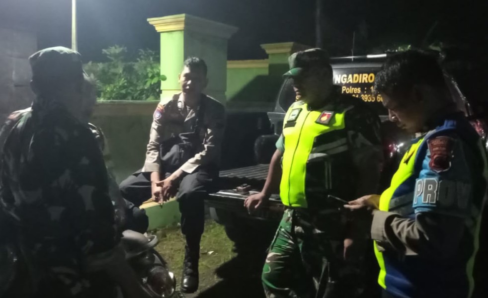 TNI-Polri di Ngadirojo Jaga Kondusivitas, Sambangi Titik Keramaian Demi Rasa Aman Warga