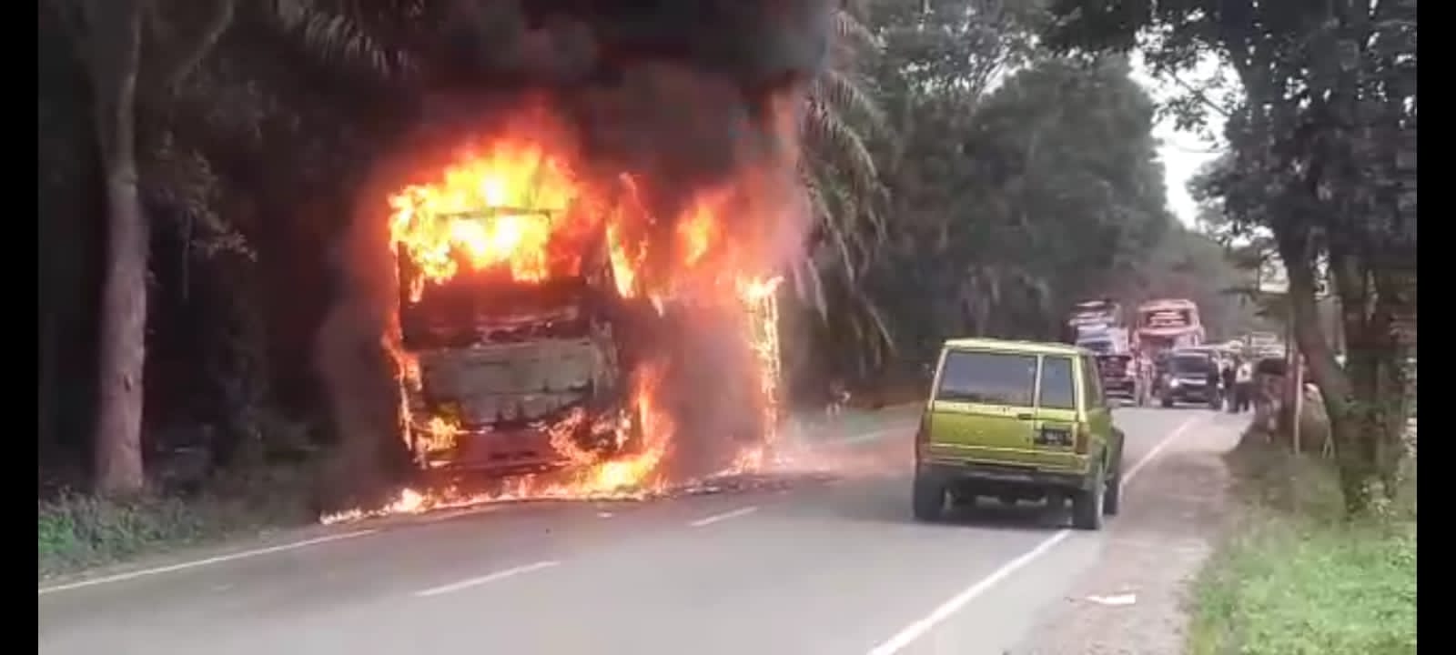 Bus Angkutan Umum Terbakar di Ruas Jalan Tebing Tinggi - Pematang  Siantar.