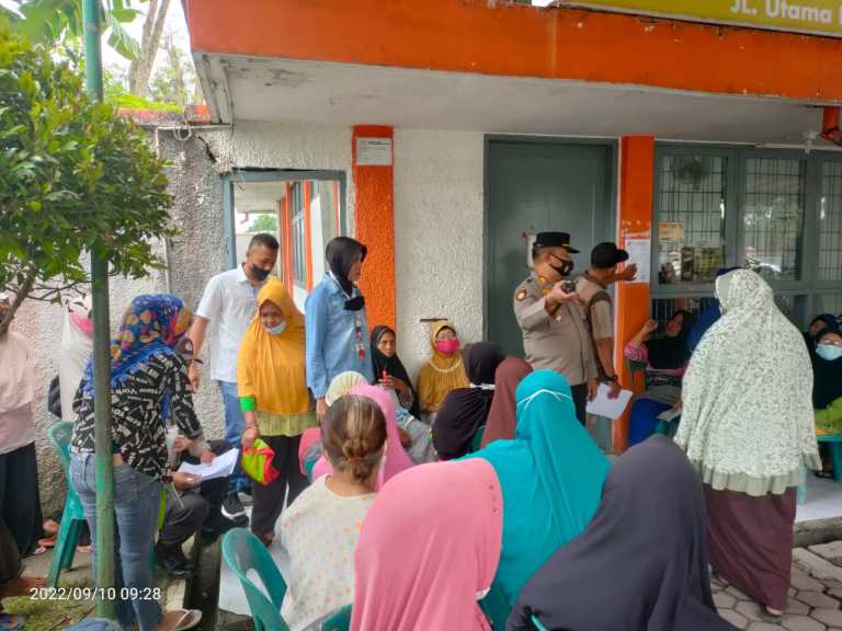 Polsek Batang Kuis Monitoring Kegiatan Pembagian BLT BBM Di Kantor Pos Batang Kuis.