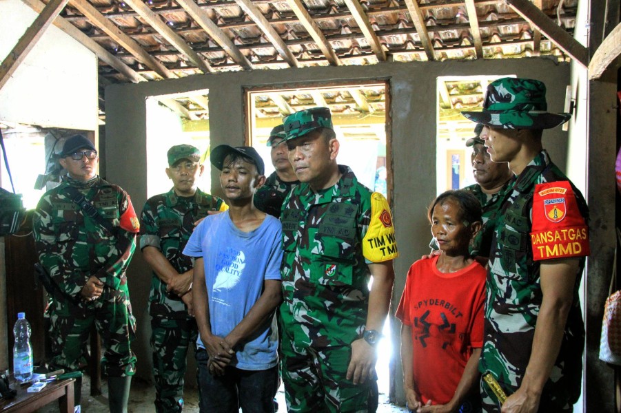 Sentuhan Harapan di Rumah Sederhana, Brigjen TNI Joni Pardede Tinjau RTLH Milik Janda Pencari Pasir dalam TMMD Reguler ke-128 Kodim Sragen