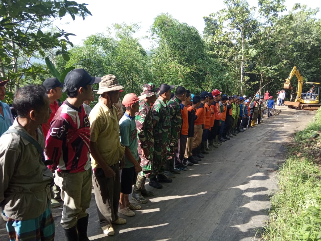 Karya Bakti Jalan Ambles di Karangpucung Dipimpin  Langsung Danramil