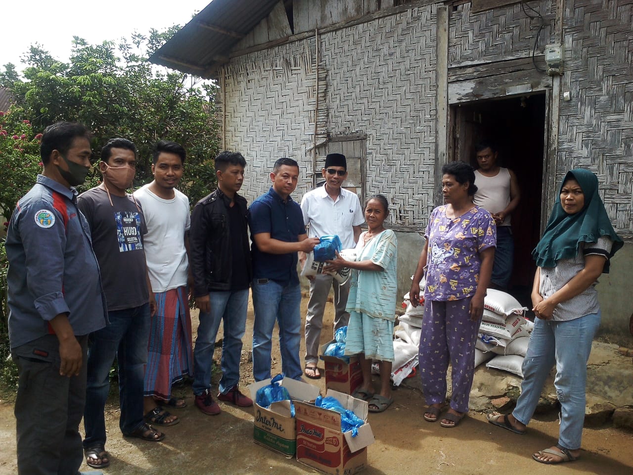 Jalankan Ibadah Puasa Ketua BM3 Dan IWO Sergai Salurkan Bantuan sosial di Dusun 13 Desa Firdaus