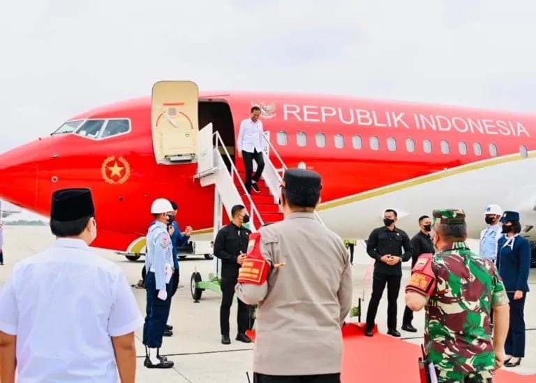 Gubernur Riau Sambut Kedatangan Jokowi