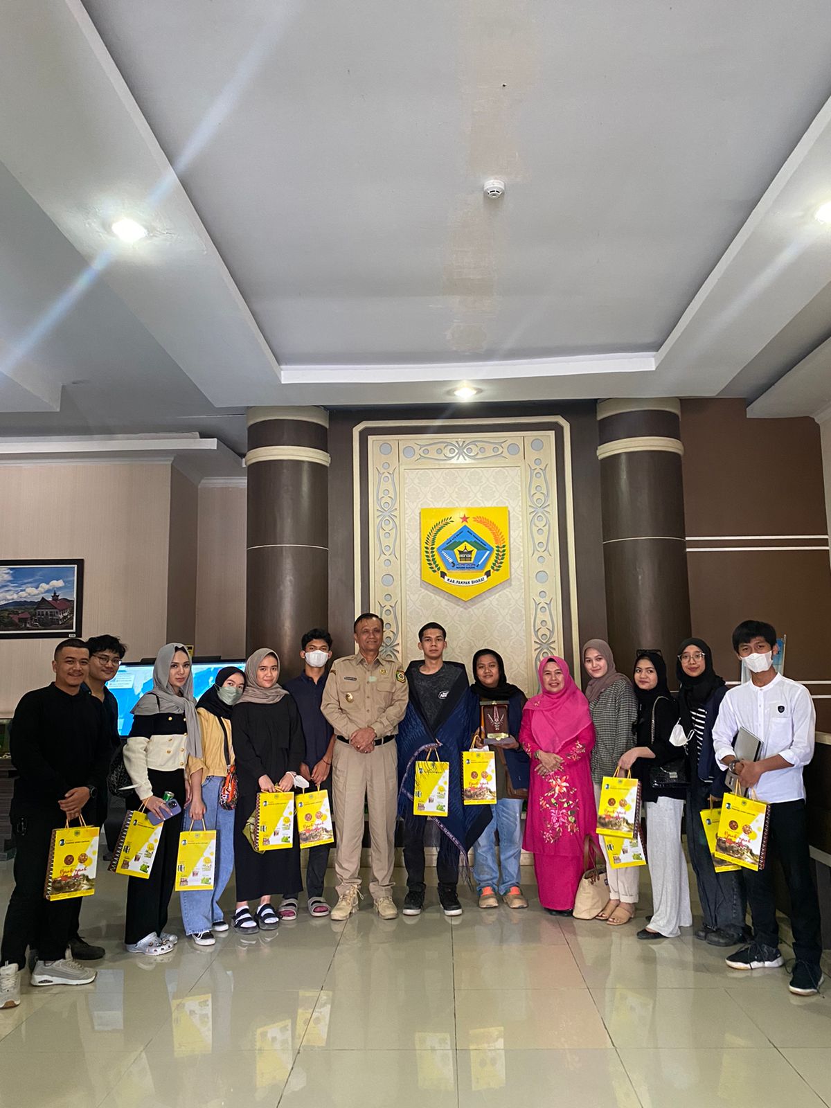 SENYUM KECIL MENYAPA PAKPAK BHARAT