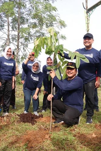 Kajatisu dan Wali Kota Tanam Pohon dan Biopori di Lapangan Cadika Johor