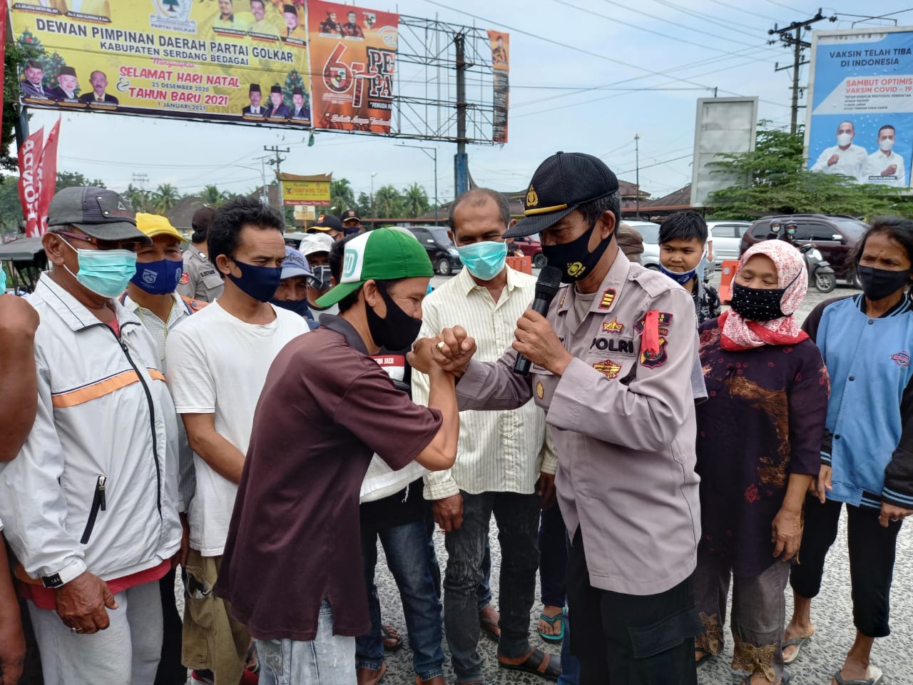 Giat Kasih Polri, Polsek Perbaungan Bagikan Masker dan 80 Karung Beras 