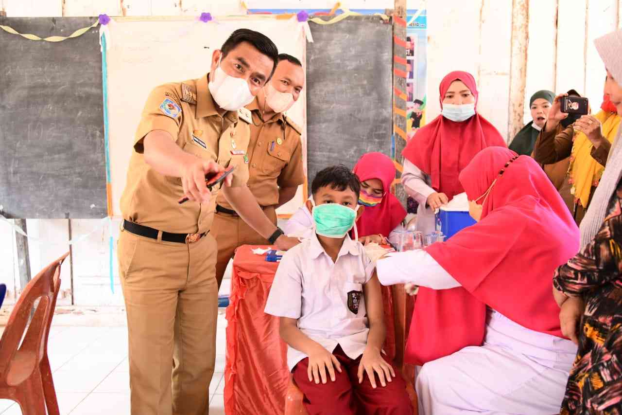 Wabup Labura tinjau pelaksanaan Vaksinasi Merdeka di SDN.115476 Rantau Selamat