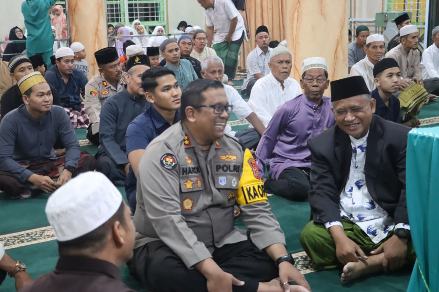 Polres Dumai Bersama Warga Berkumpul Dalam Menunaikan ibadah Sholat Tarawih Mesjid Nurul  Bahri