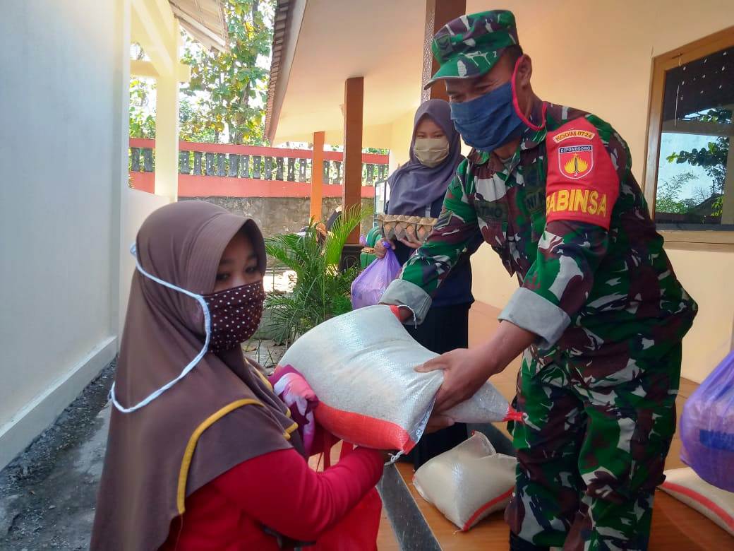 Babinsa Dampingi 178 Orang Penerima Bantuan Non Tunai  