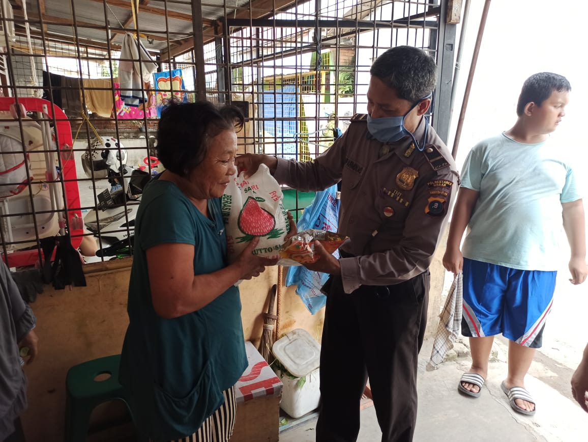 Di Hari Jum’at Polsek Medan Helvetia Manfaatkan Waktu Ayok Tengok Tetangga Dan Berbagi Tali Asih