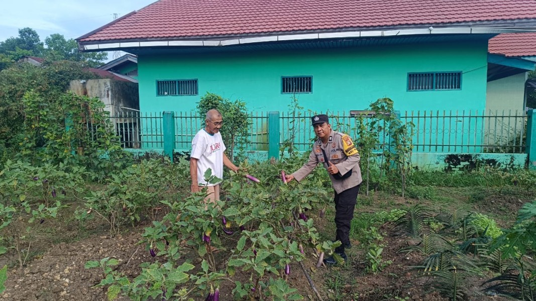 Kapolsek Dumai Barat AKP Dedi Nofarizal Apresiasi Giat Bhabinkamtibmas Cek Pekarangan Pangan Bergizi