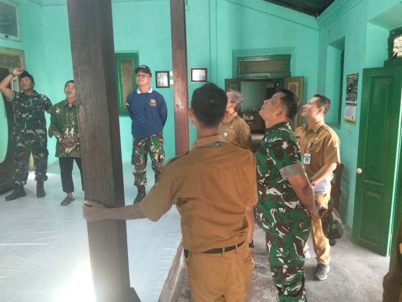 Danramil 03 Serengan Dampingi Sekda Kota Surakarta Cek Rumah Pahlawan Brigjen Slamet Riyadi Yang Mau Di Rehab