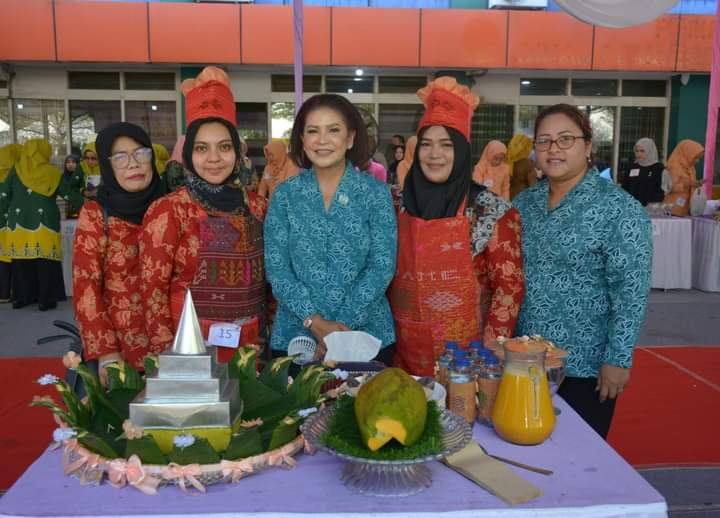 PKK dan Dharma Wanita Dairi Ikuti Lomba Merangkai Bunga dan Menghias Makanan Pelleng