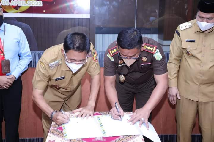 Bupati Labusel tandatangani MoU antara Pemkab Labusel dengan Kejaksaan Negeri Labusel