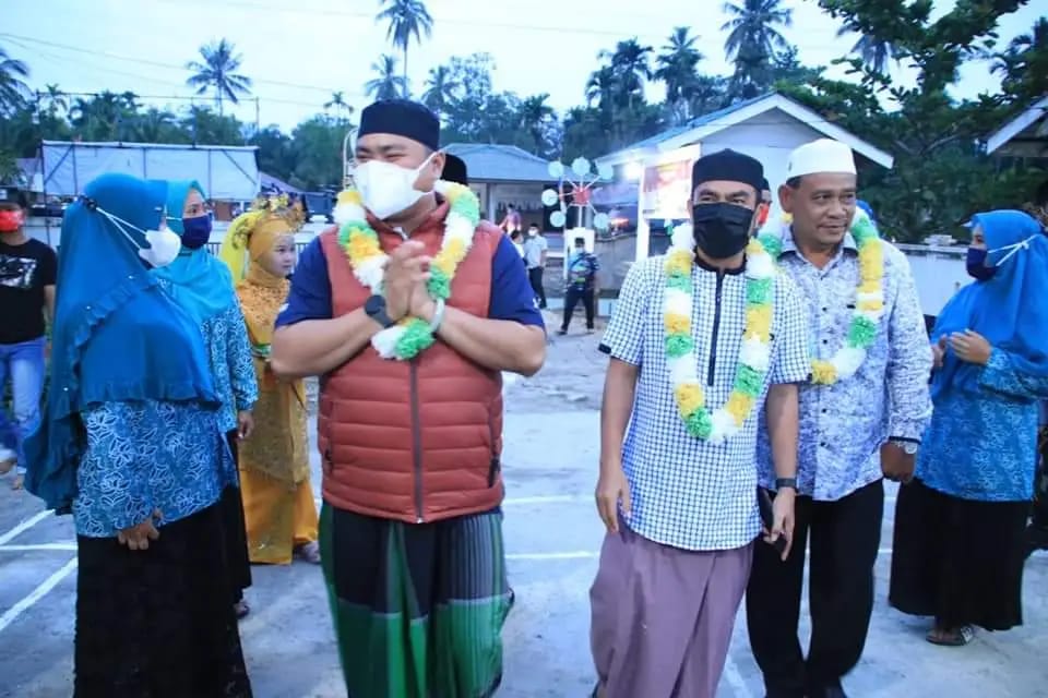 Bupati dan Wakil Bupati Labura di Upah-upah Masyarakat Teluk Pulai Luar 