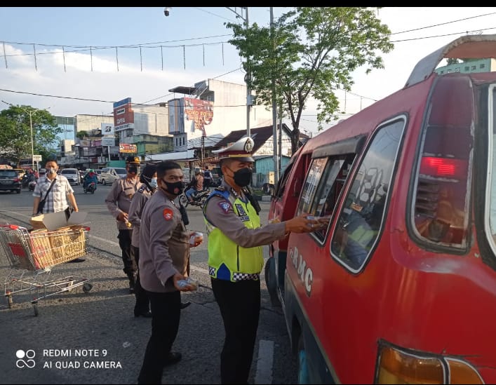 Peduli Masyarakat  yang Akan Berbuka Puasa, Polsek Medan Kota Bagikan 100 Takjil Gratis