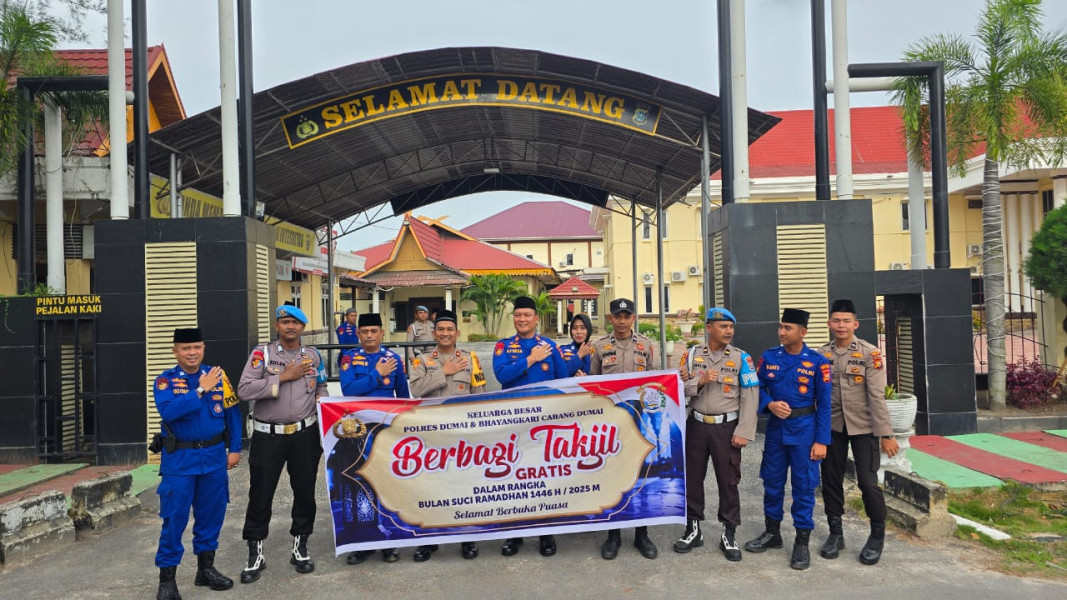 Polres Dumai pembagian Takjil Depan Mako Polres