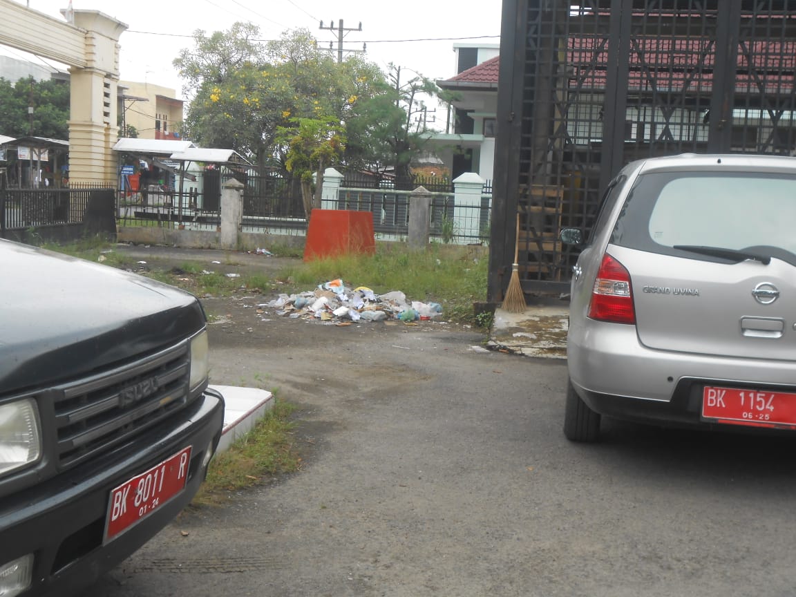 Halaman depan Kantor Dinas PUPR Binjai Dijadikan Tempat Sampah