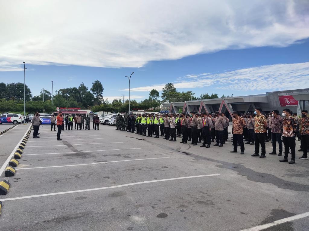 Ratusan Personil Polres Toba Laksanakan Pengamanan Jalur pada Kegiatan W20 di Wilkum Polres Toba