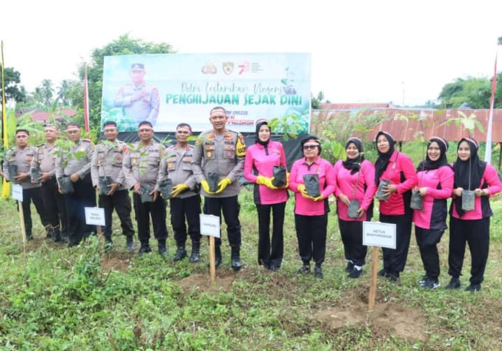 Peringati HUT RI Ke - 78, Keluarga Besar Polres Madina Melaksanakan Penanam Pohon Serentak