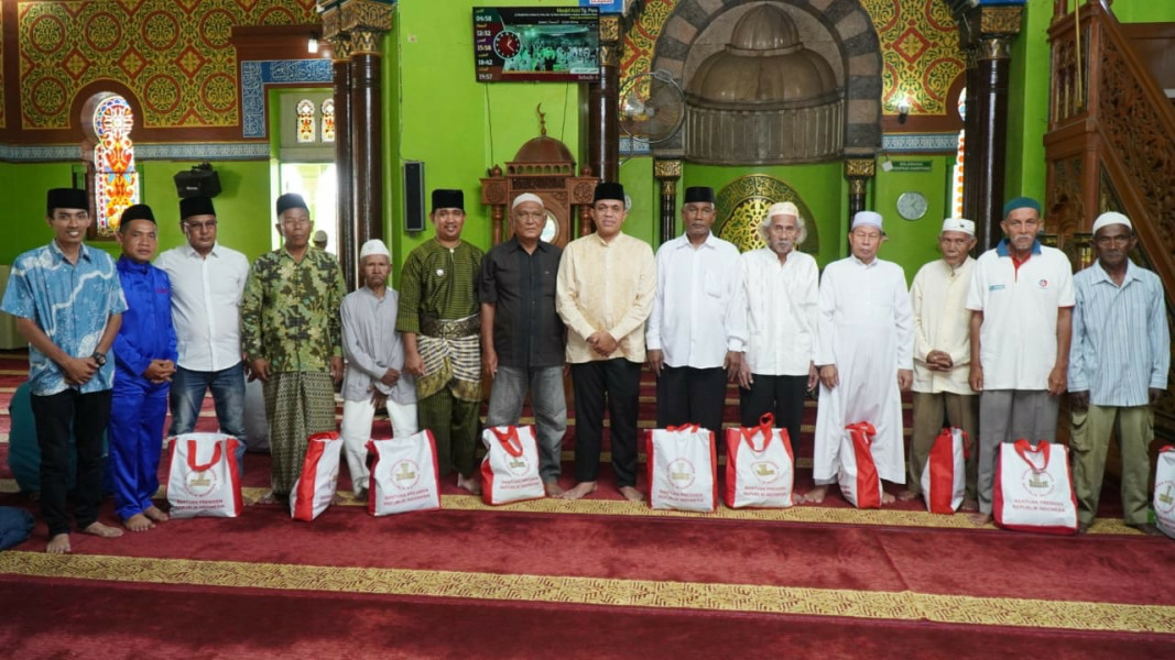 Pj. Bupati Langkat Faisal Hasrimy Laksanakan Sholat Jumat bersama masyarakat dan Bagikan Sembako di 