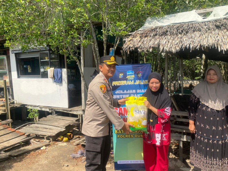Polres Dumai Gelar Program JALUR, Bagikan Bansos dan Pengobatan Gratis di Pesisir Pangkalan Sesai