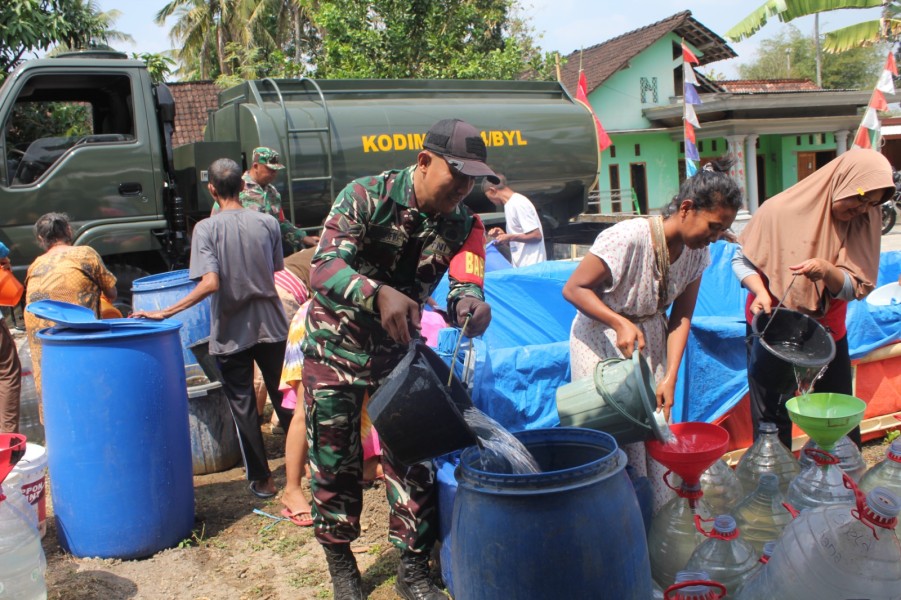 Kemarau Melanda Boyolali Utara, Kodim 0724 Salurkan Enam Tangki Air Bersih Bantu Ratusan KK