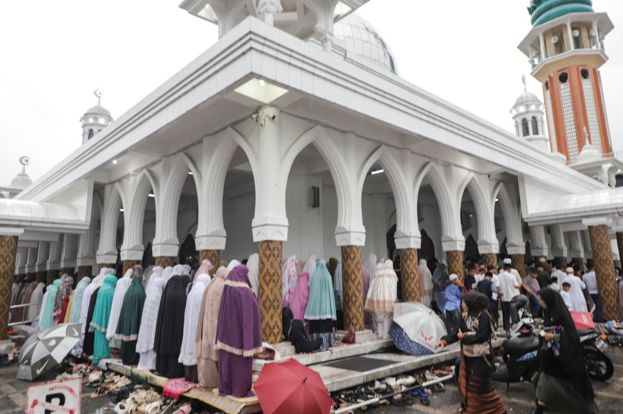 Wali Kota dan Keluarga Bersama Masyarakat Menunaikan Sholat Idul Fitri 1445 H/2024 M di Masjid Raya