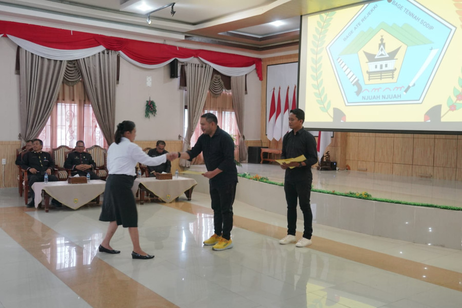 60 Nakes Pakpak Bharat Terima SK