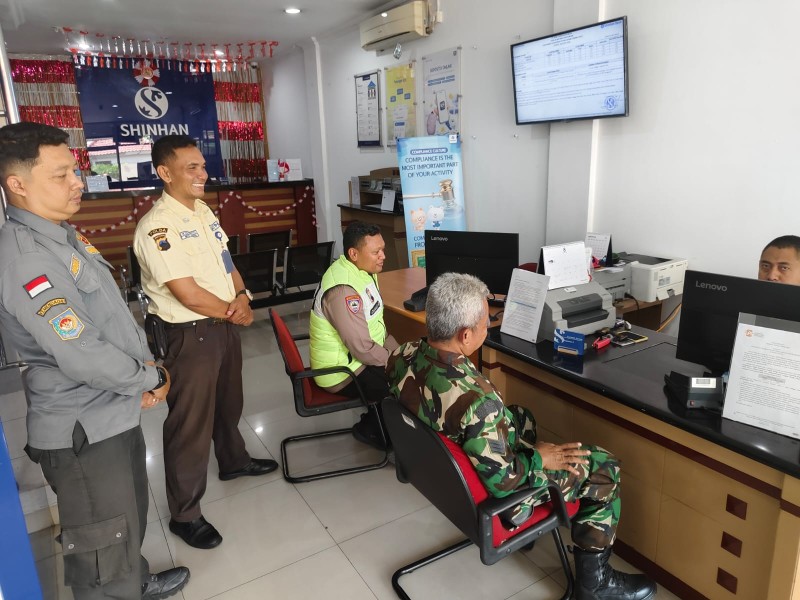 Babinsa Kratonan Gandeng Bhabinkamtibmas & Linmas Patroli Bersama Sasar Pertokoan