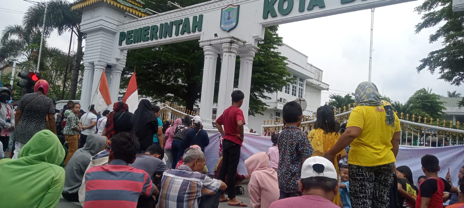 Ratusan Warga Beguldah Gruduk Kantor Walikota, Ini Tuntutan Mereka !!