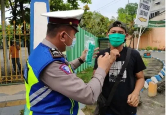 Sat Lantas Polresta Deli Serdang Melaksanakan Gatur Lalu Lintas Membagikan Masker 