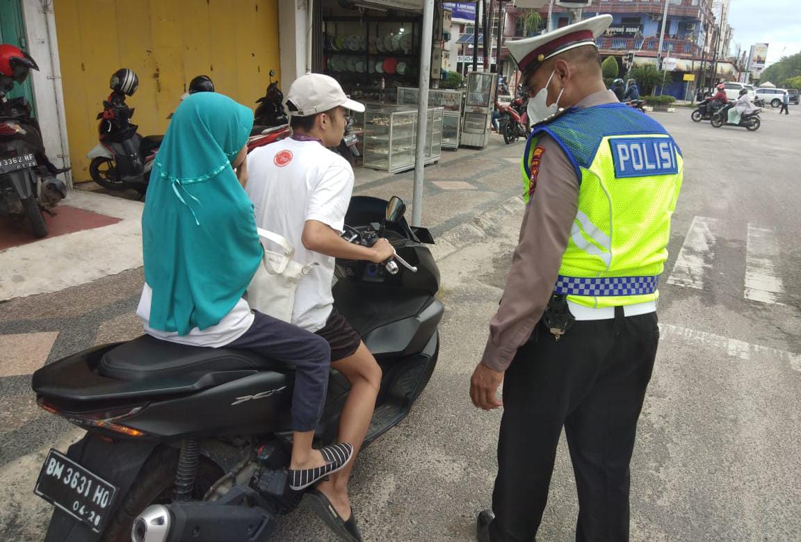 Sat Lantas Polres Dumai Gelar program “Bulan Tertib Helm”