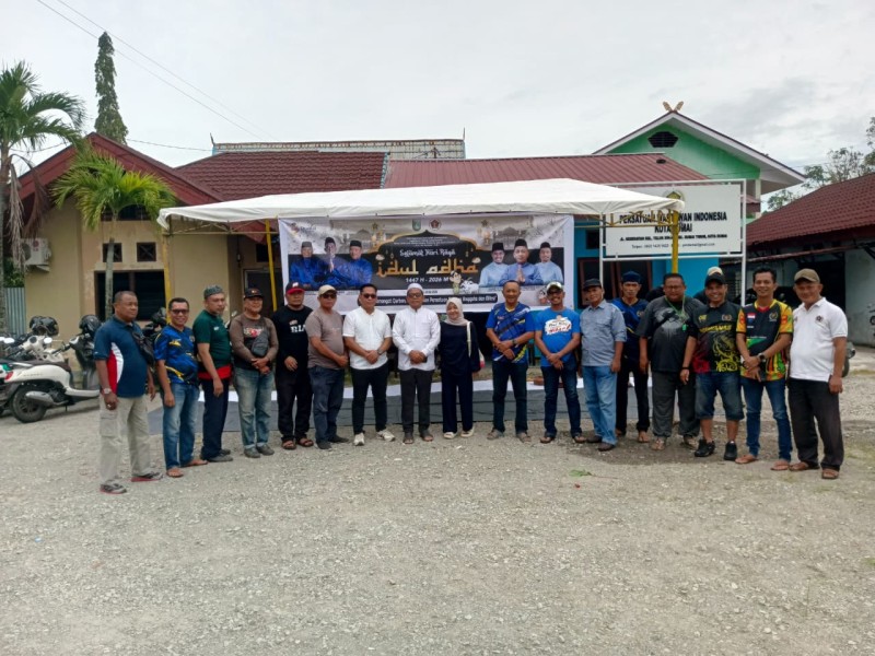 PWI Dumai Sembelih Hewan Kurban, Bagikan Daging dan Sembako di Idul Adha 1447 H