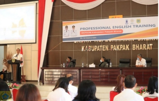 Bangun SDM Handal, Pemkab Pakpak Bharat Fasilitasi Program Professional English Training