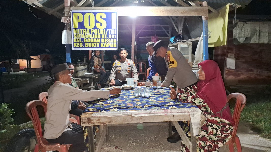 Kapolsek Bukit Kapur Kunjungi Pos Satkamling dan Lakukan Penanaman Pohon