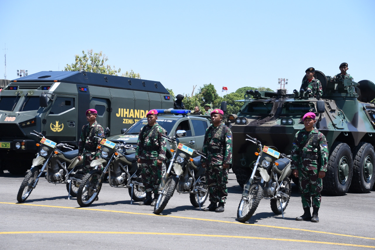 Danlantamal VI Makassar Tinjau Gladi Bersih Parade dan Defile di Lanud Sultan Hasanuddin