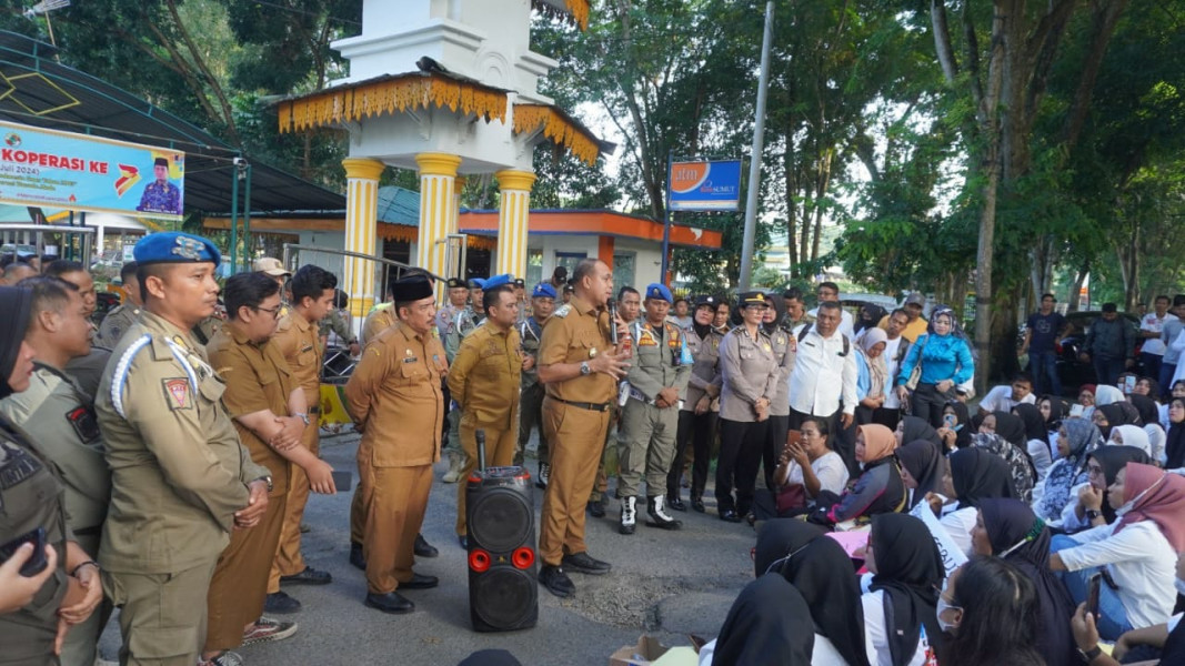 Pj Bupati Langkat Menemui Sekaligus Mendengarkan Keluhan PESERTA AKSI DAMAI FORUM P3K Guru 2023