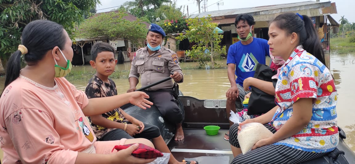 Banjir, Sat Polair Polres Serdang Bedagai Bantu Warga Menuju ke TPS 