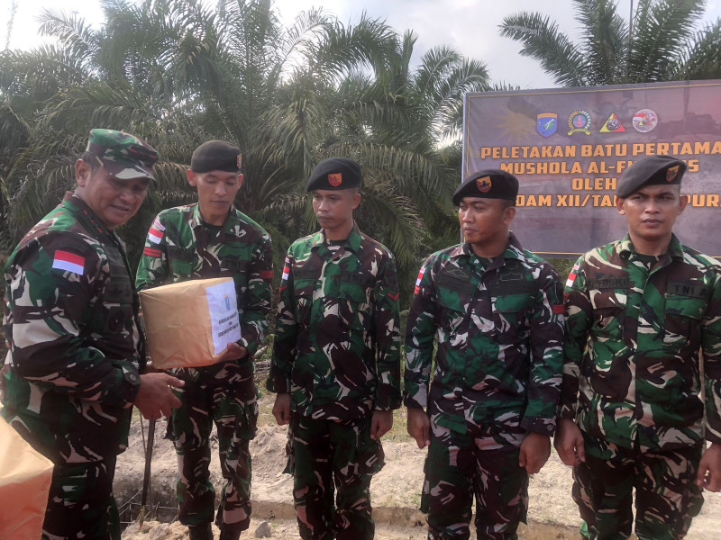 Pangdam XII/Tpr Kunjungi Pos Satgas Pamtas Sektor Barat Yonkav 12/BC di Perbatasan RI-Mly