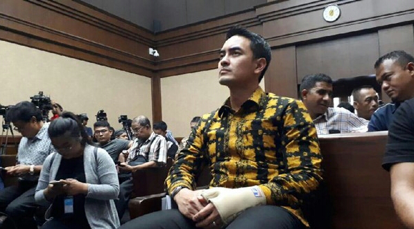 Zumi Zola Didakwa Terima Gratifikasi Rp 44 M dan Alphard